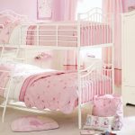 Stapelbed voor meisjes in de roze kamer