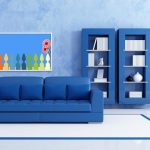 Interiér francouzského obývacího pokoje s modrým odstínem