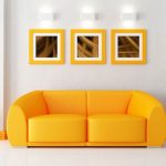 Kirkas keltainen sohva sisustuksessa