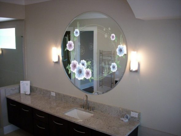 Klasické zrcadlo v ložnici