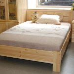 سرير مصنوع من خشب الصنوبر الصلب على الصورة