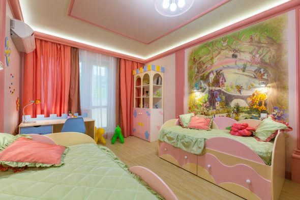 מיטה עם מגירות בחדר הילדים