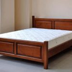 Chcete-li koupit postel z masivní borovice od výrobce