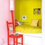 Klein bed in een nis met laden en op kleur gescheiden van de rest van de kamer
