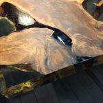 Kauri fa étkezőasztal, fém és gyanta