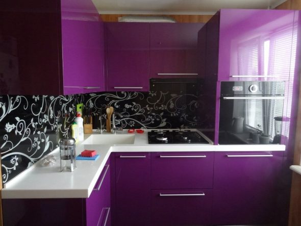 kulma-keittiö musta ja violetti