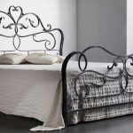 Luxusní manželská postel s opěrákem z tepaného železa