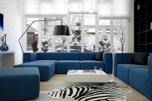 Sofa biru di pedalaman ruang tamu