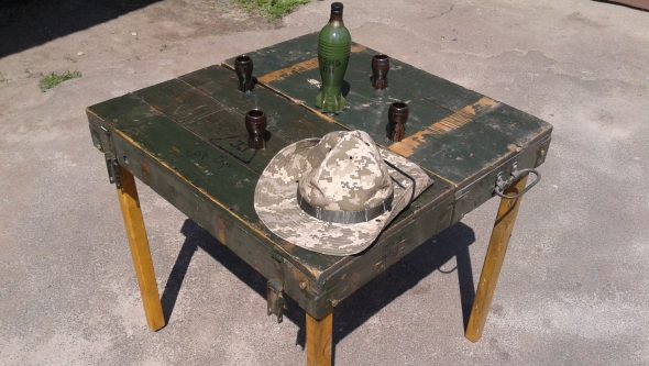 Tavolo da picnic pieghevole con le tue mani dalla scatola dell'esercito