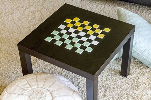 Snygg bordsinredning i form av ett schackbräde med egna händer