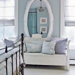 Vintage-metallinen sänky on tyylikäs ratkaisu Provence-tyylisen makuuhuoneen makuuhuoneeseen.