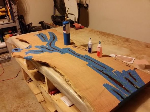 La table est en bois coupé et faites-le vous-même