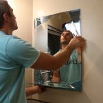 Vi hänger en spegel i badrumsfotoet