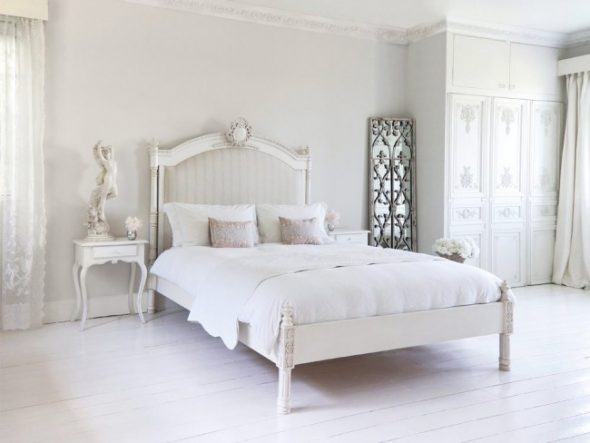 Tall garderob med snidade mönster och traditionell medeltida fransk säng