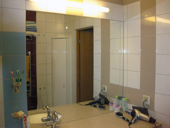 Spegel i badrummet i lägenheten
