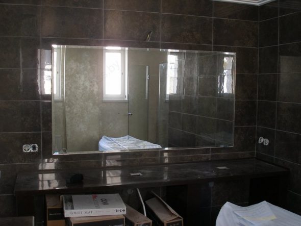 Kylpyhuoneen peili 10 mm: n pintaan