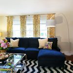 Tirai kuning dan sofa biru