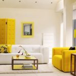 bílý žlutý obývací pokoj
