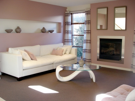 bílá pohovka pro obývací pokoj