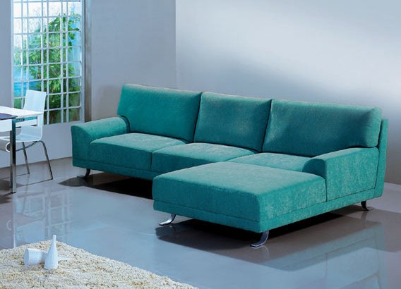 ruang tamu dengan sofa sudut