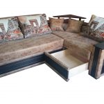 ספה גדולה בסלון