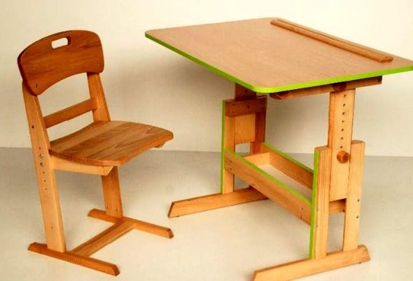 sedia in legno per scolaro