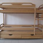 katil untuk orang dewasa di dalam kayu