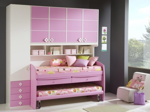 fialová postel