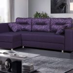 lila soffa med kuddar