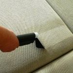 verwijder thuis het vuil op gestoffeerde meubels