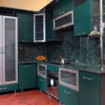rohová skříňka v kuchyni smaragdové barvy