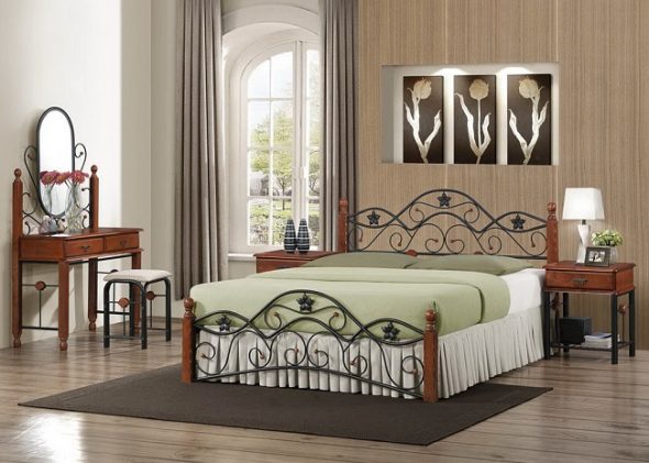 kované železné postele v moderním interiéru