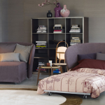 fialová postel židle