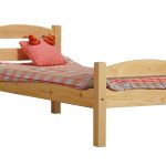 postel z masivní borovice