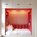 postel a úložný prostor ve výklenku