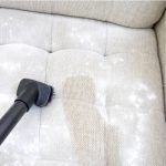 לנקות את הספה האור מריחות