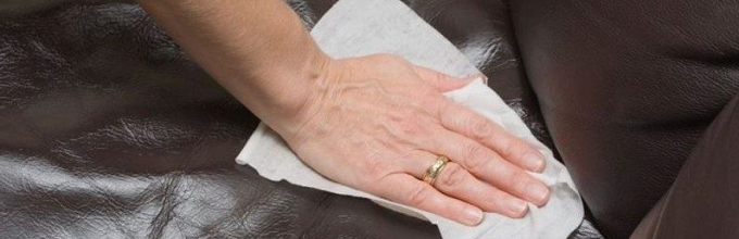 vyčistěte špínu polštáře pohovky doma