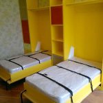 skříň postel v dětském pokoji
