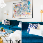 blå soffa och ljuskuddar