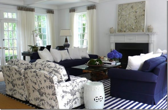 Kombinace modré a bílé v obývacím pokoji