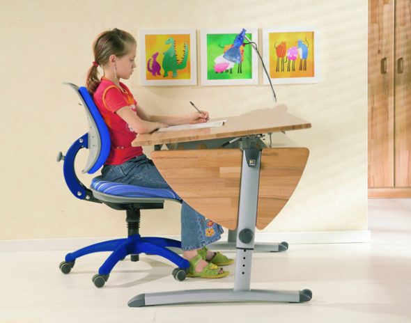 židle a stůl pro žáky