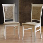 bílé dřevěné židle