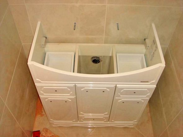 installazione del lavabo sull'armadio