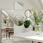 spegel i vit interiör