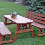 Kerti asztal és padok a kellemes szabadtéri összejövetelekhez