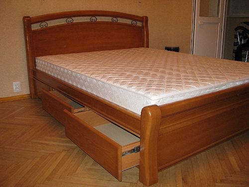 Manželská postel se zásuvkami na kolejnicích
