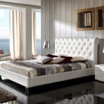 A hálószoba ágyai és székei fehér bőrből készülnek.