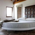 Rund säng utan huvudbräda i minimalistisk stil