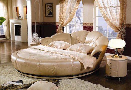 Kulatá postel v interiéru ložnice photo