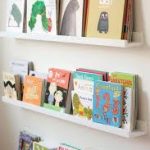 Planken voor kinderboeken over de bank